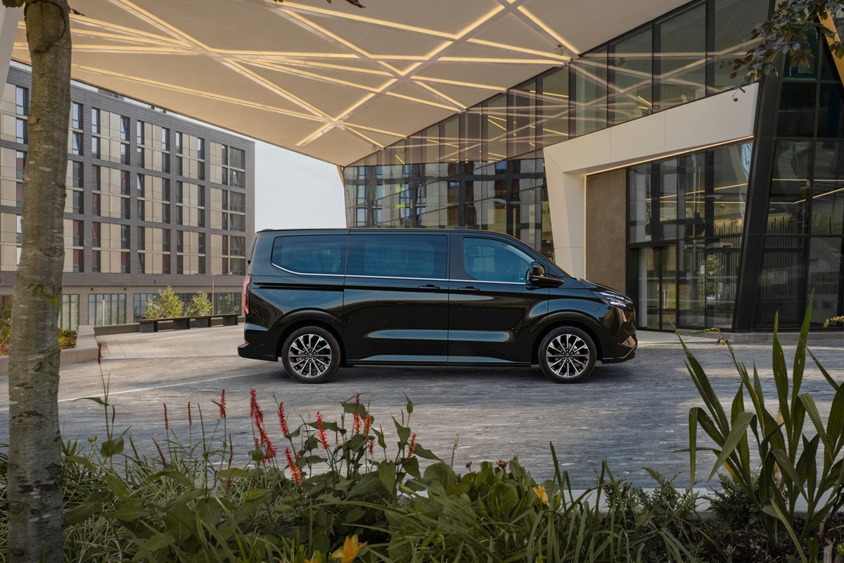Nueva Ford Tourneo Custom, ahora con versiones diésel, PHEV y eléctrica