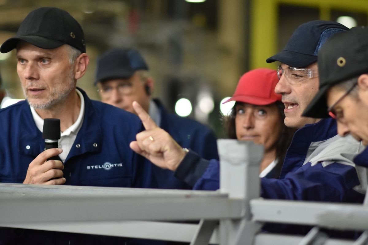 Antonio Filosa (Stellantis) visita la planta de Eslovaquia y prosigue con su gira europea