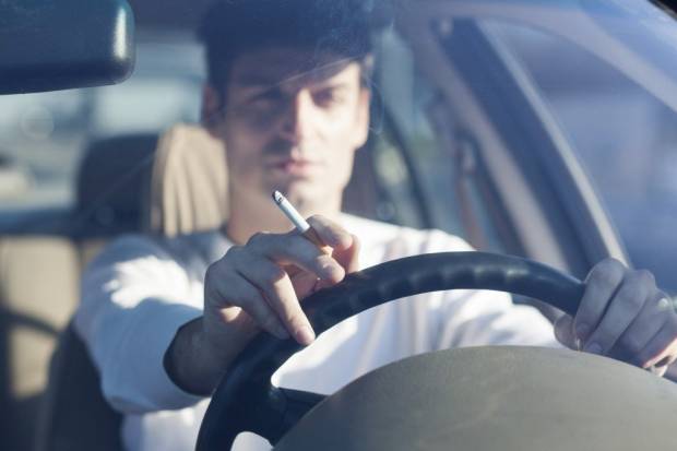 Fumar conduciendo perjudica tu salud y la del coche