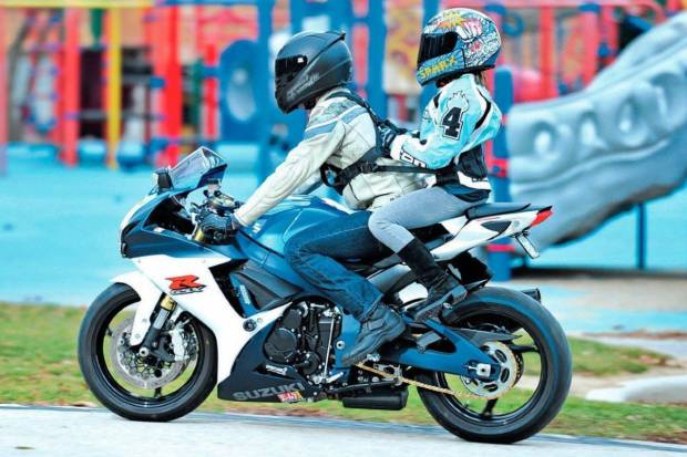 Consejos vuelta al cole: ¿Puedo llevar al niño en moto?