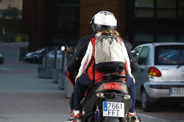 Vuelta al cole durante el coronavirus: cómo llevar al niño en moto
