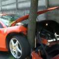 Vídeo: Ferrari 458 Italia estrellado contra un árbol