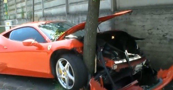 Vídeo: Ferrari 458 Italia estrellado contra un árbol
