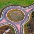 ¿Cómo se circula por una rotonda? 6 pasos para hacerlo bien
