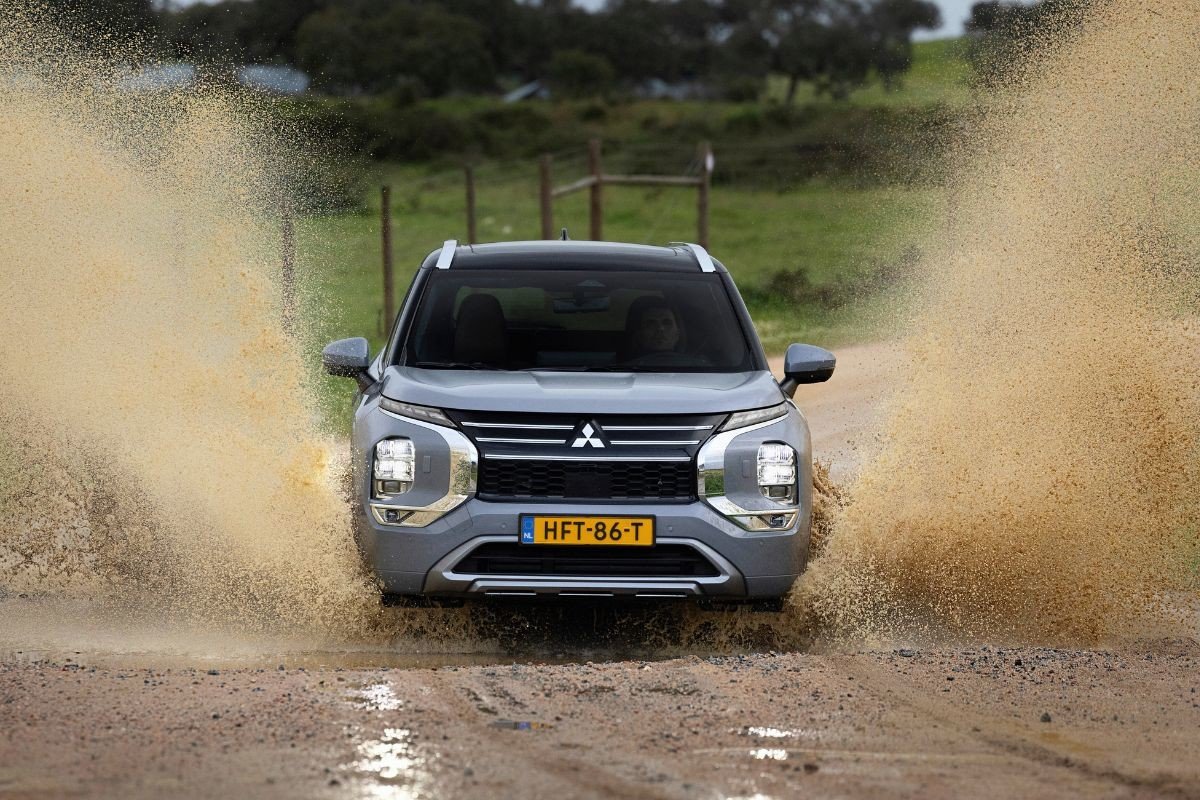 Mitsubishi Outlander 2025 barro