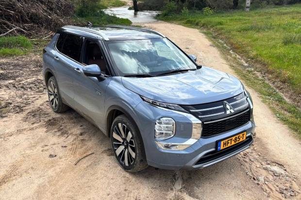 Prueba Mitsubishi Outlander 2025: Motor híbrido enchufable, maletero, consumo, autonomía