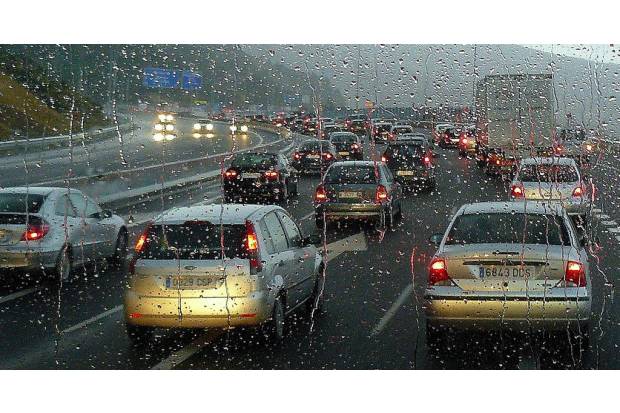 Conducir con lluvia: 10 claves para circular seguros