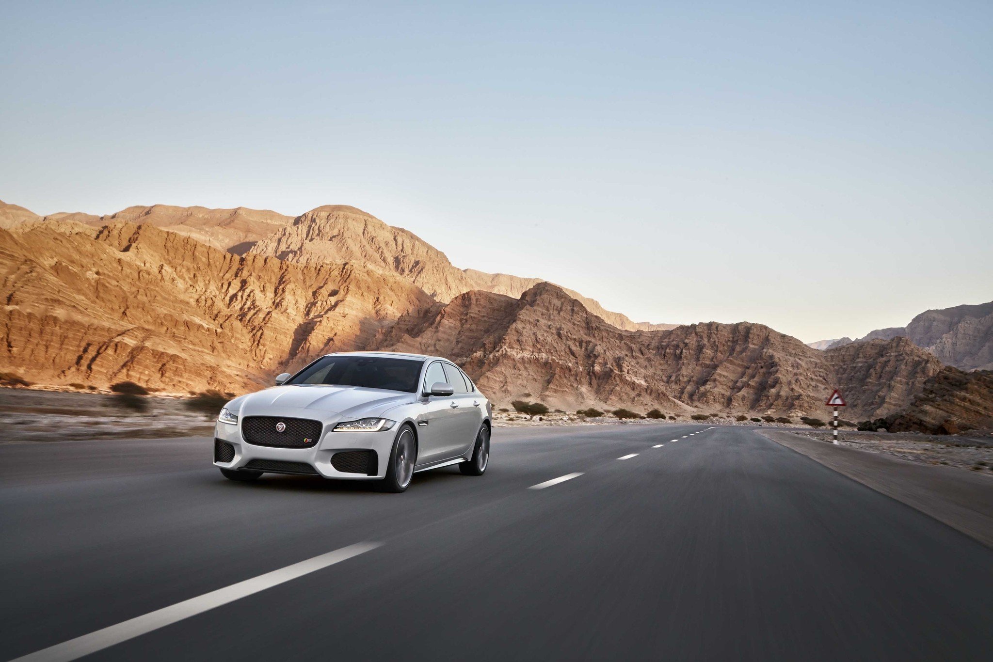 El nuevo Jaguar XF 2016, más eficiente y refinado