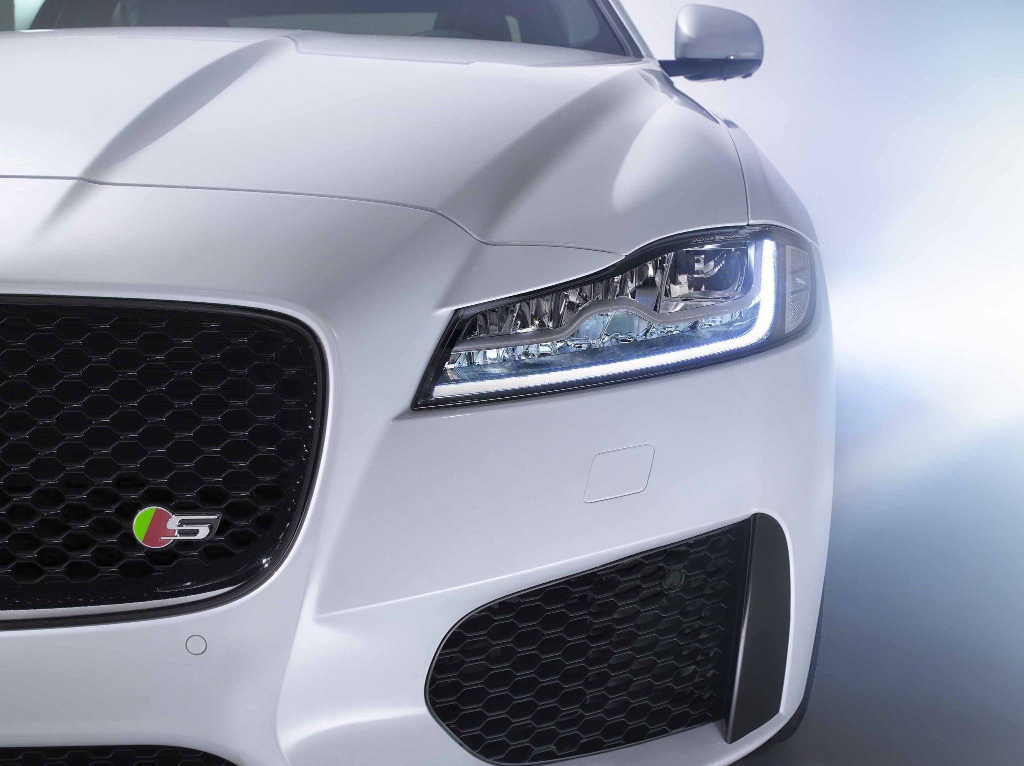 El nuevo Jaguar XF 2016, más eficiente y refinado