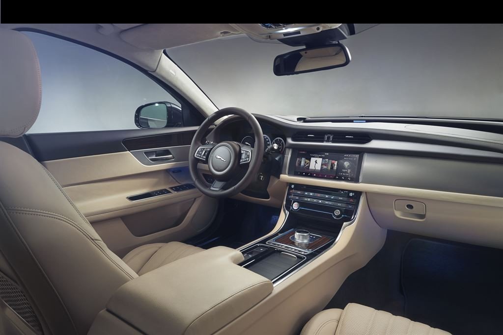 El nuevo Jaguar XF 2016, más eficiente y refinado