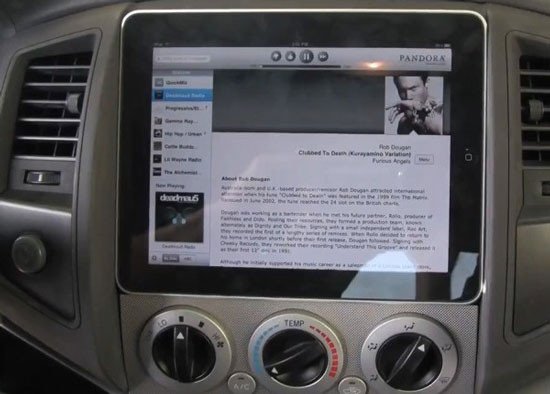 AutoFriki: Instala un iPad en el salpicadero del coche