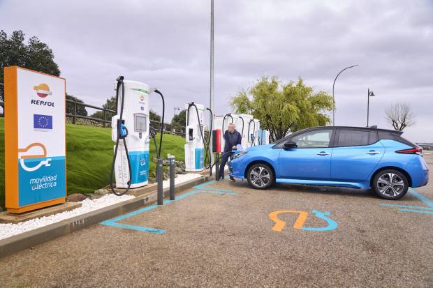 Repsol inaugura su tercer punto de carga ultrarrápida en Madrid con 350 kW disponibles