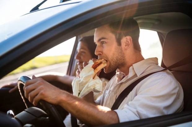 10 alimentos que debes evitar si vas a viajar en coche