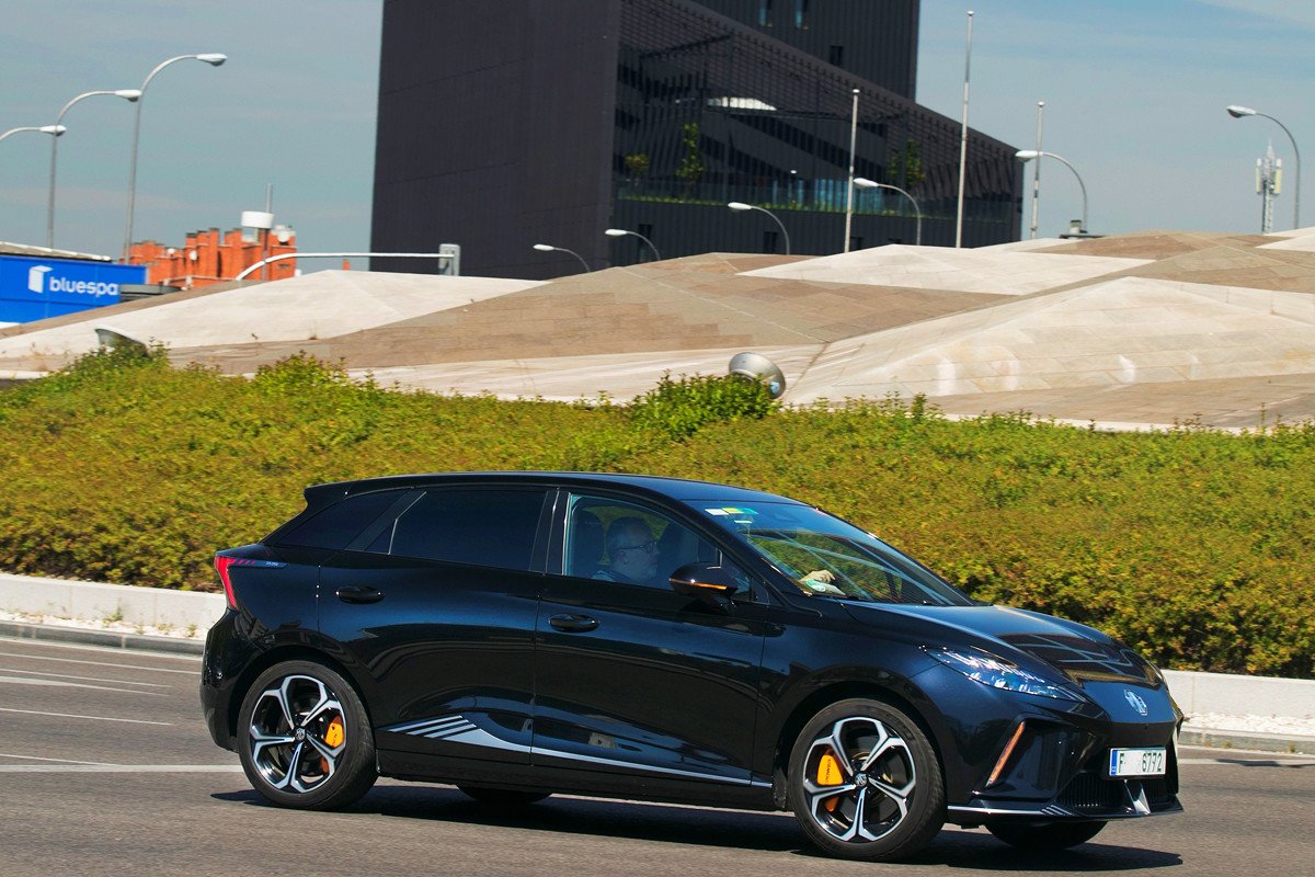 Prueba del MG4 XPOWER: un compacto deportivo eléctrico muy potente y barato
