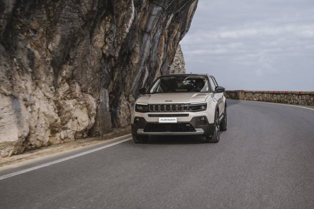 Después del eléctrico y el gasolina, el Jeep Avenger estrena mecánica híbrida e-Hybrid