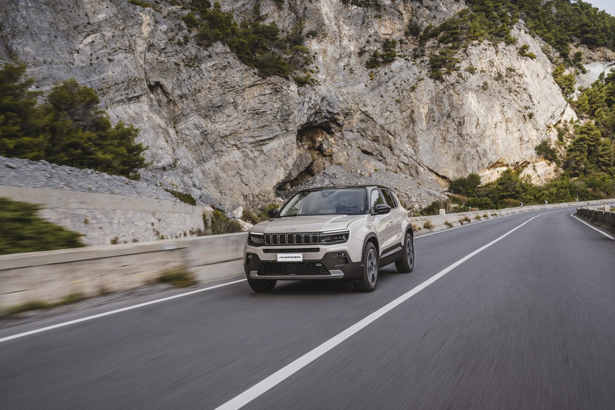 Después del eléctrico y el gasolina, el Jeep Avenger estrena mecánica híbrida e-Hybrid