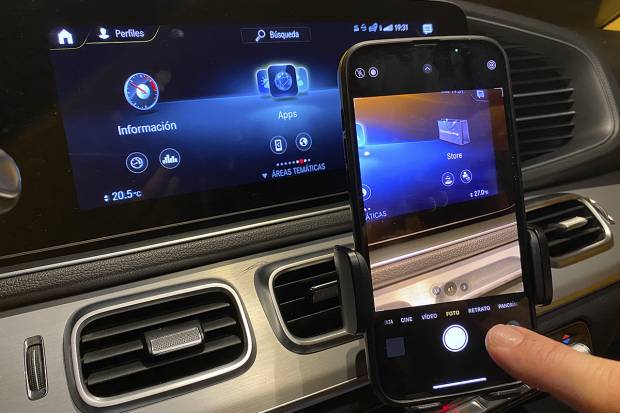 Cinco claves para usar el móvil legalmente en el coche. Spoiler: puedes hablarle
