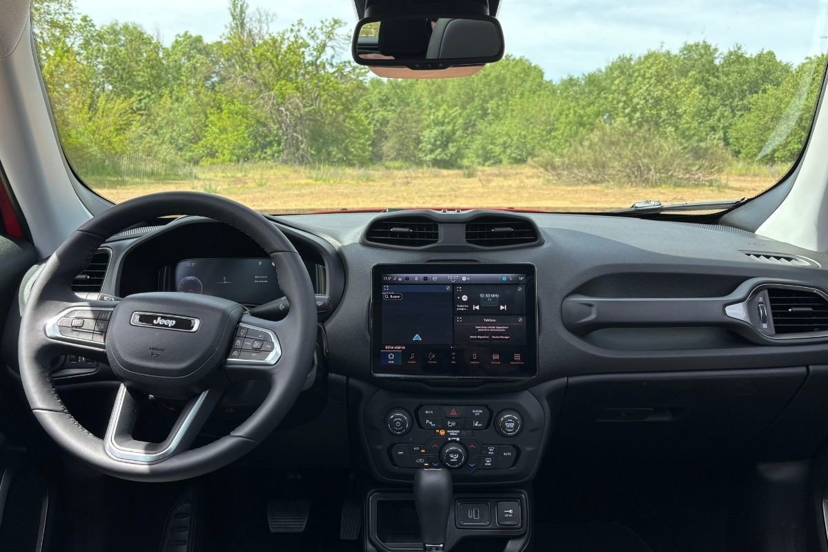 Prueba dinámica del Jeep Renegade 2024: motor mild-hybrid e interior bien actualizado