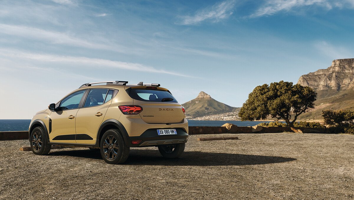 Dos coches ECO de menos de 15.000 euros: Dacia Sandero ECO-G y Fiat Panda Hybrid