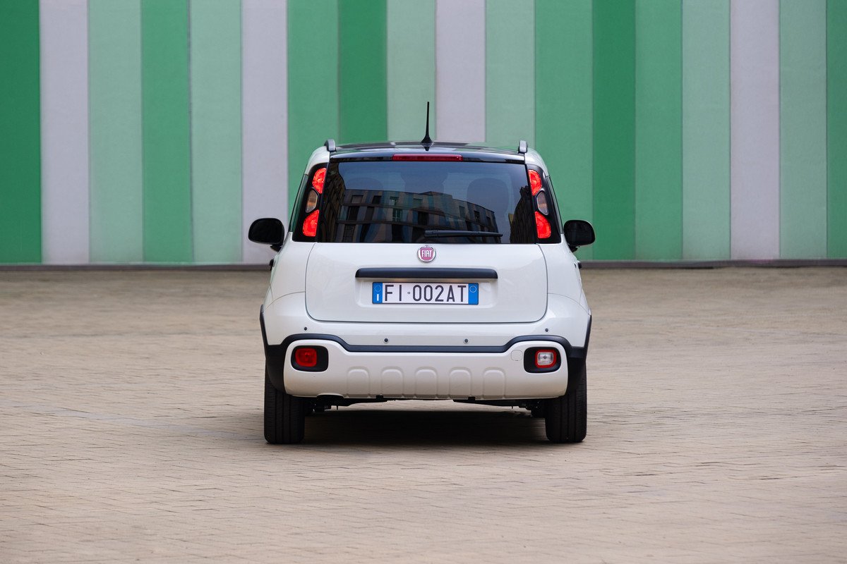 Dos coches ECO de menos de 15.000 euros: Dacia Sandero ECO-G y Fiat Panda Hybrid