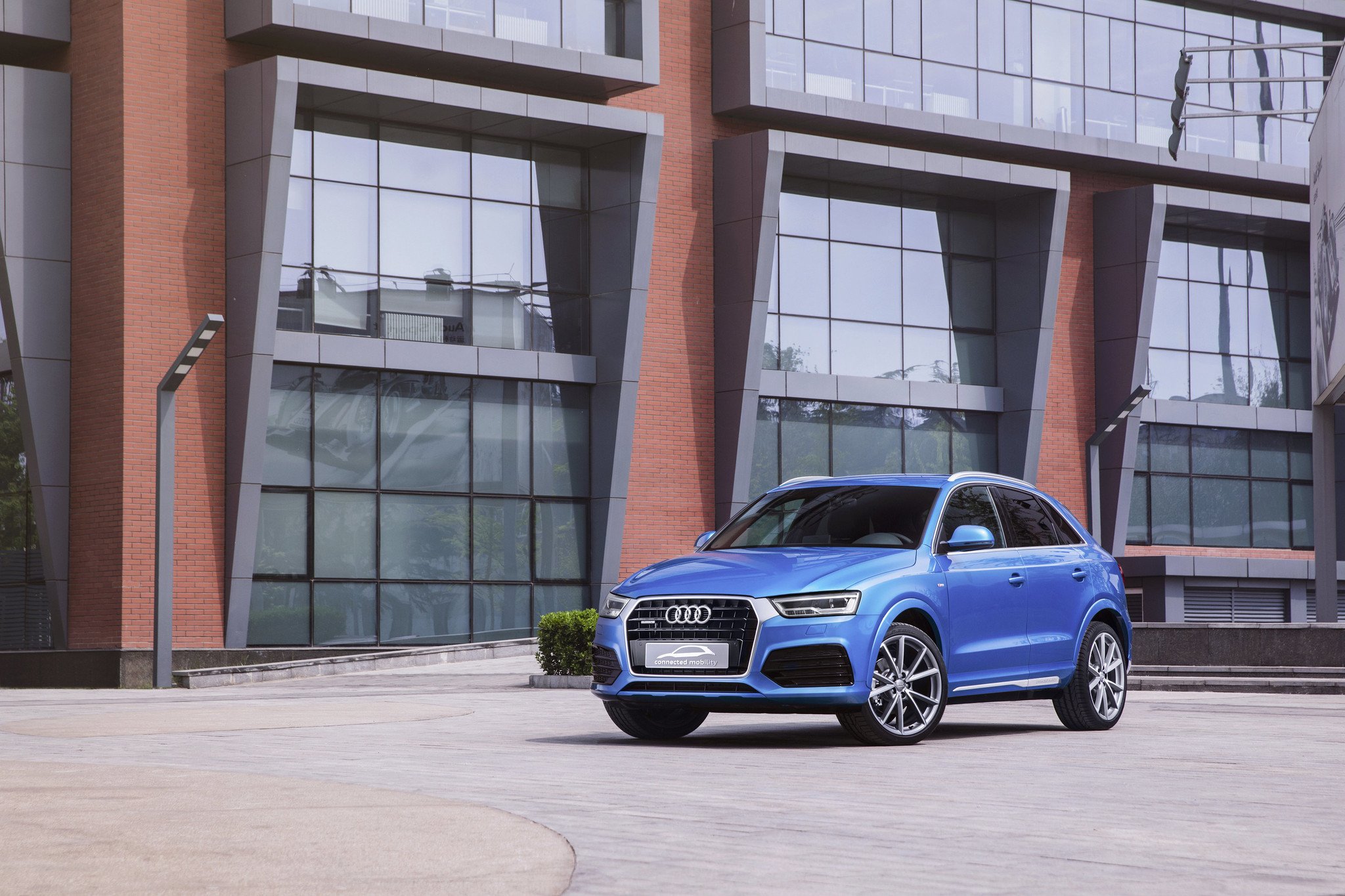 Audi connected mobility concept: un Audi Q3 con “patinete”