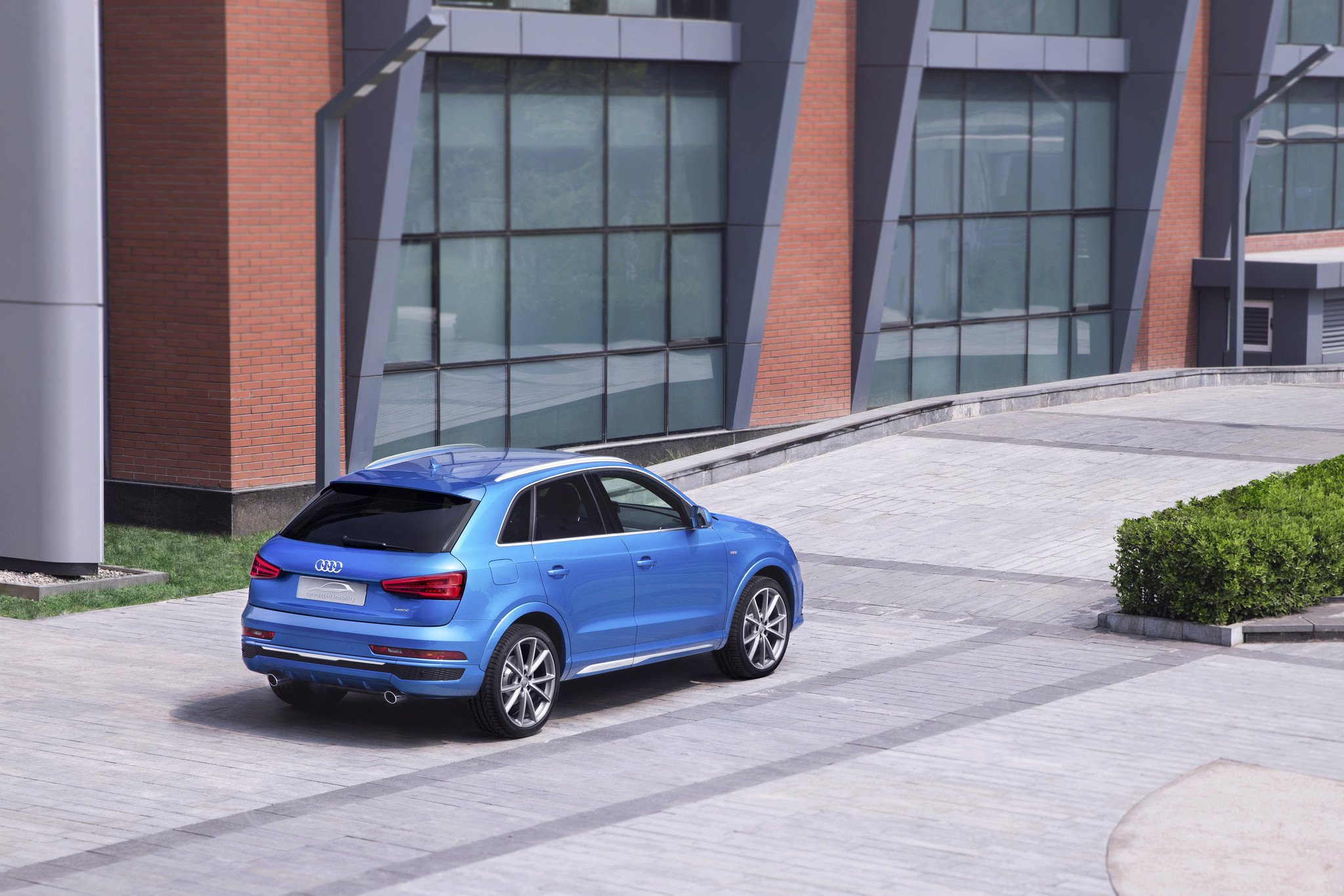 Audi connected mobility concept: un Audi Q3 con “patinete”