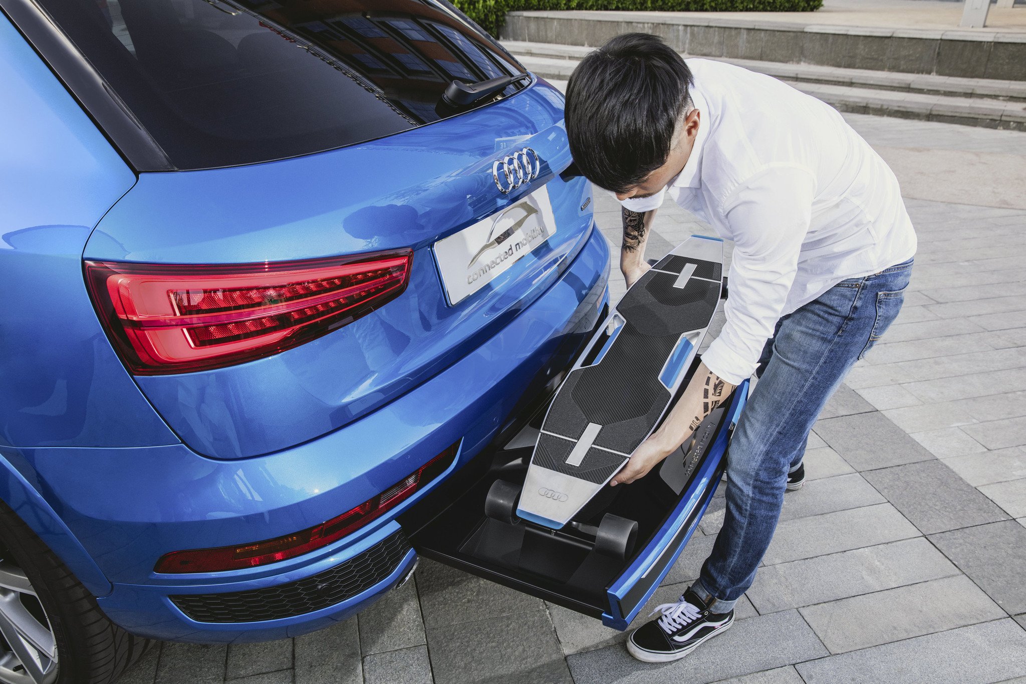 Audi connected mobility concept: un Audi Q3 con “patinete”