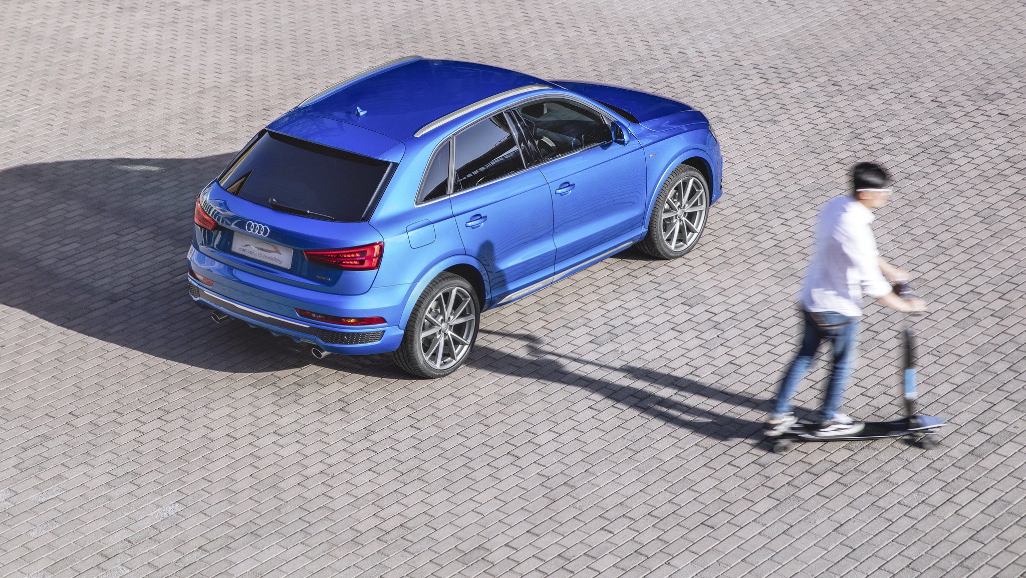Audi connected mobility concept: un Audi Q3 con “patinete”