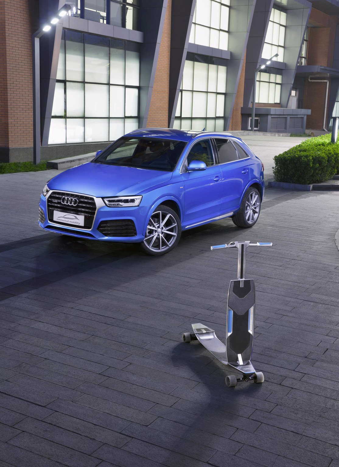 Audi connected mobility concept: un Audi Q3 con “patinete”