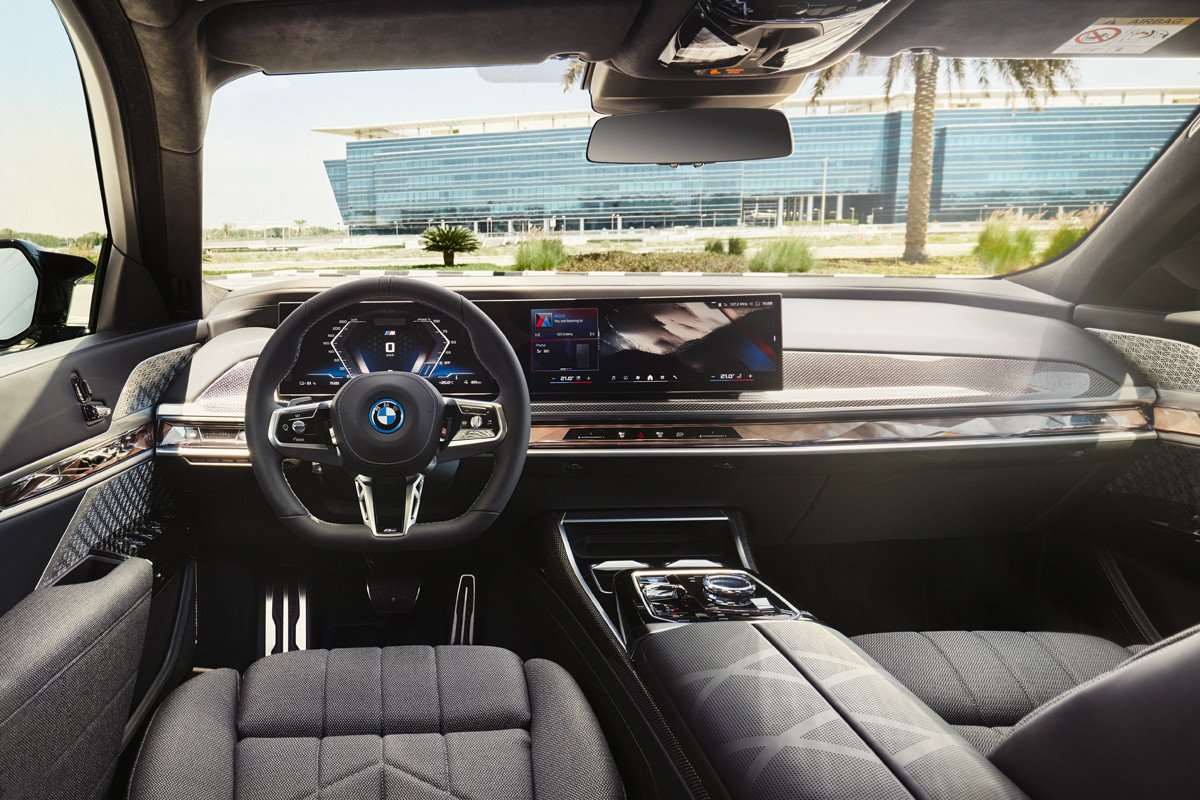BMW i7 M70