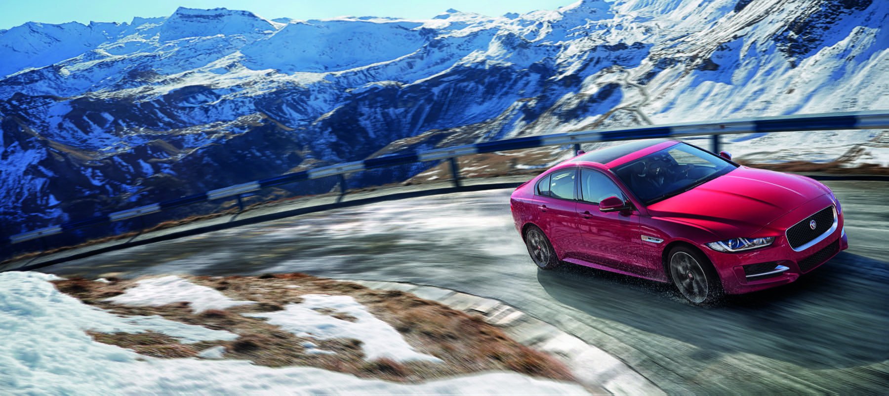 El Jaguar XE, ahora con tracción total y compatible con el Apple watch