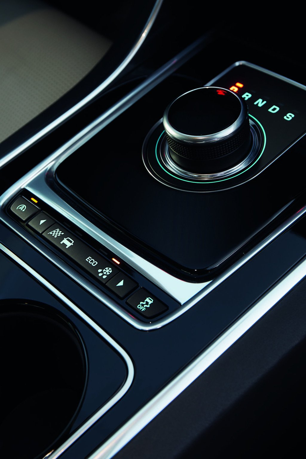 El Jaguar XE, ahora con tracción total y compatible con el Apple watch