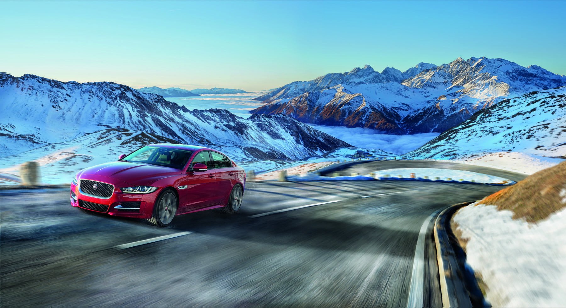 El Jaguar XE, ahora con tracción total y compatible con el Apple watch