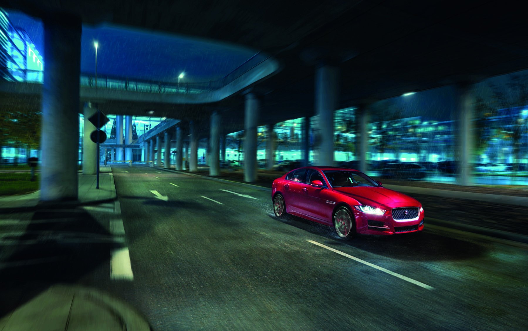El Jaguar XE, ahora con tracción total y compatible con el Apple watch