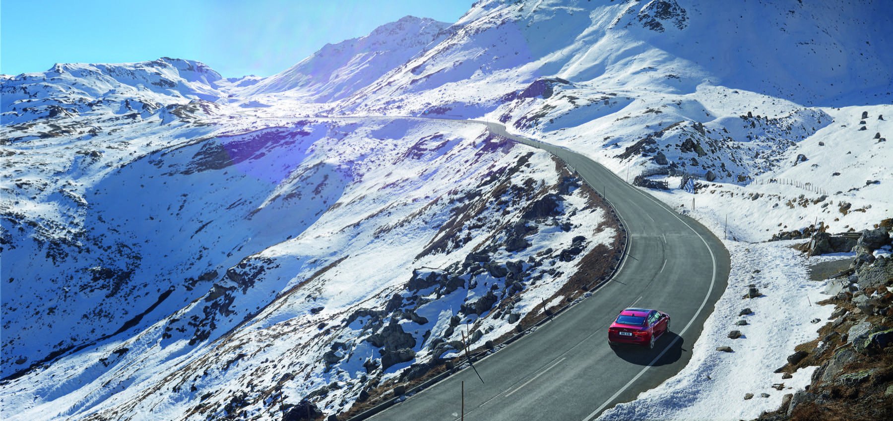 El Jaguar XE, ahora con tracción total y compatible con el Apple watch