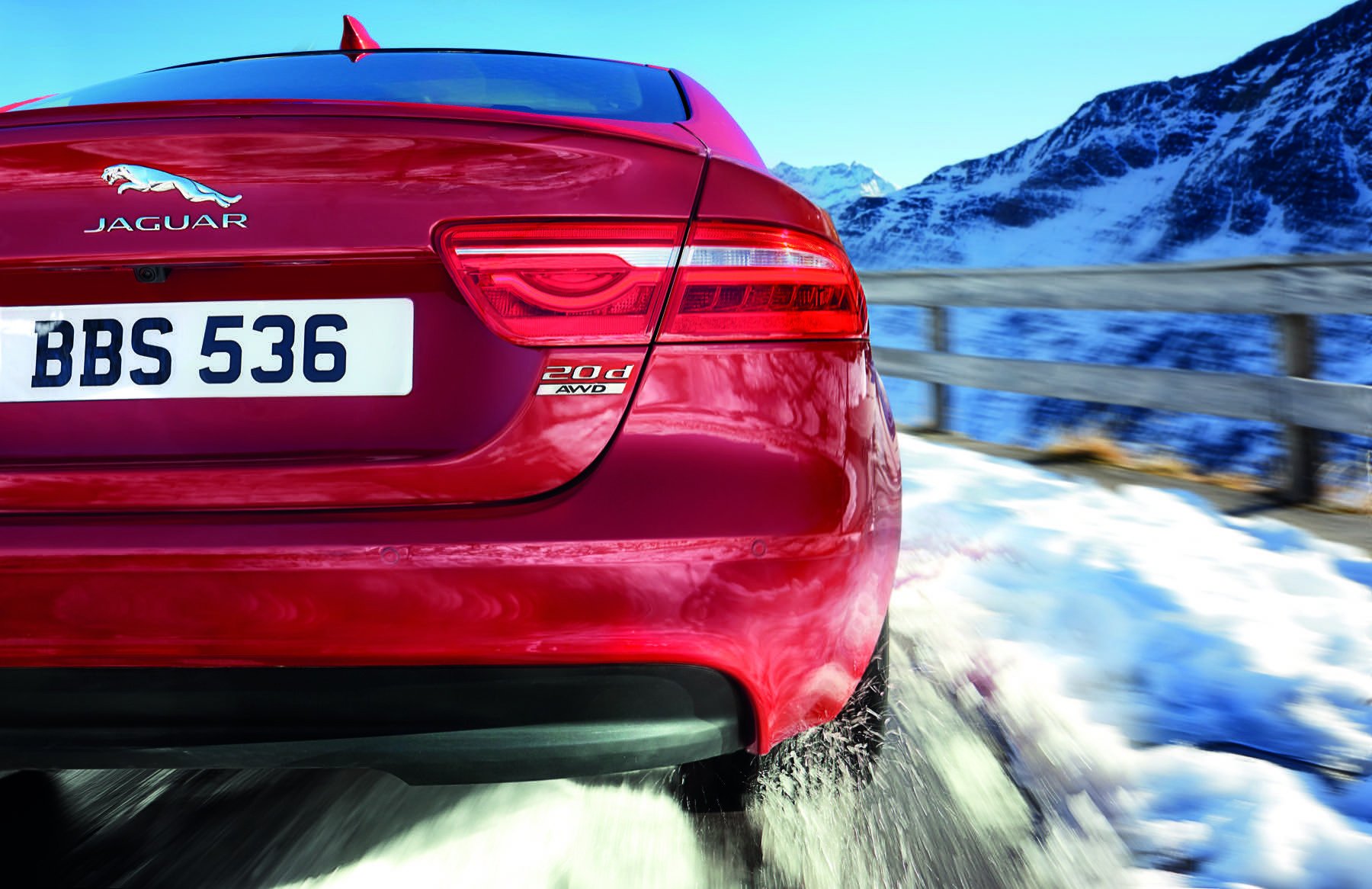 El Jaguar XE, ahora con tracción total y compatible con el Apple watch