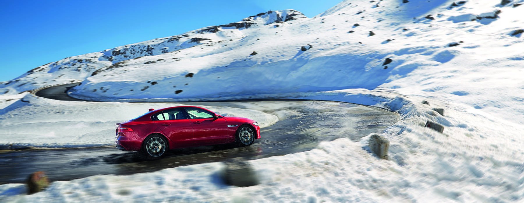 El Jaguar XE, ahora con tracción total y compatible con el Apple watch