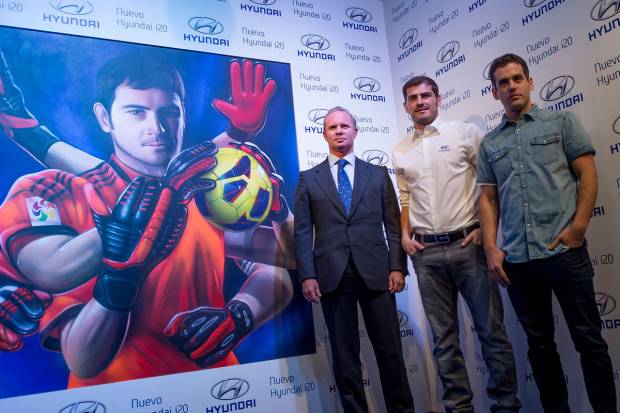 Iker Casillas, el Hyundai i20 y una obra de arte de Spok