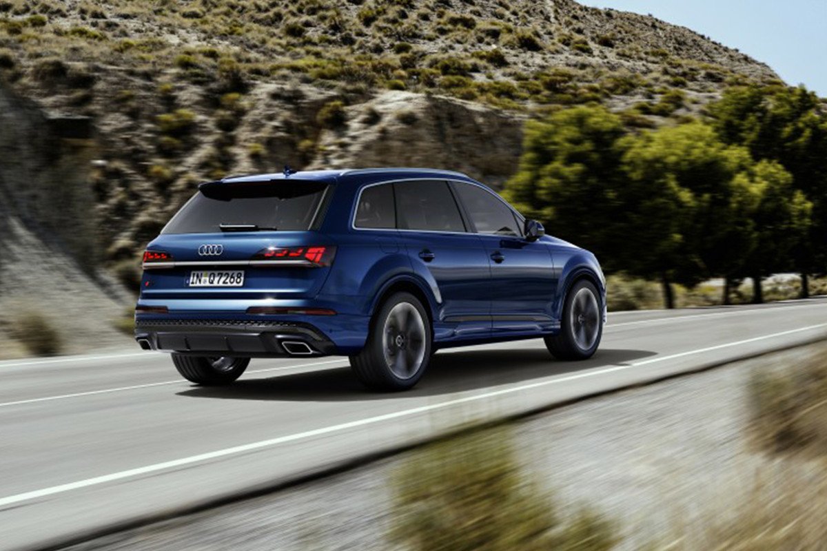 Audi Q7 2024 culo en carretera