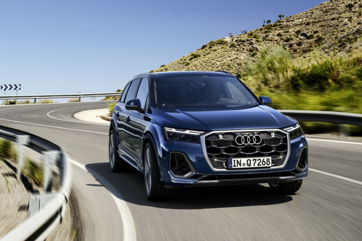 Audi Q7 2024 curva en carretera