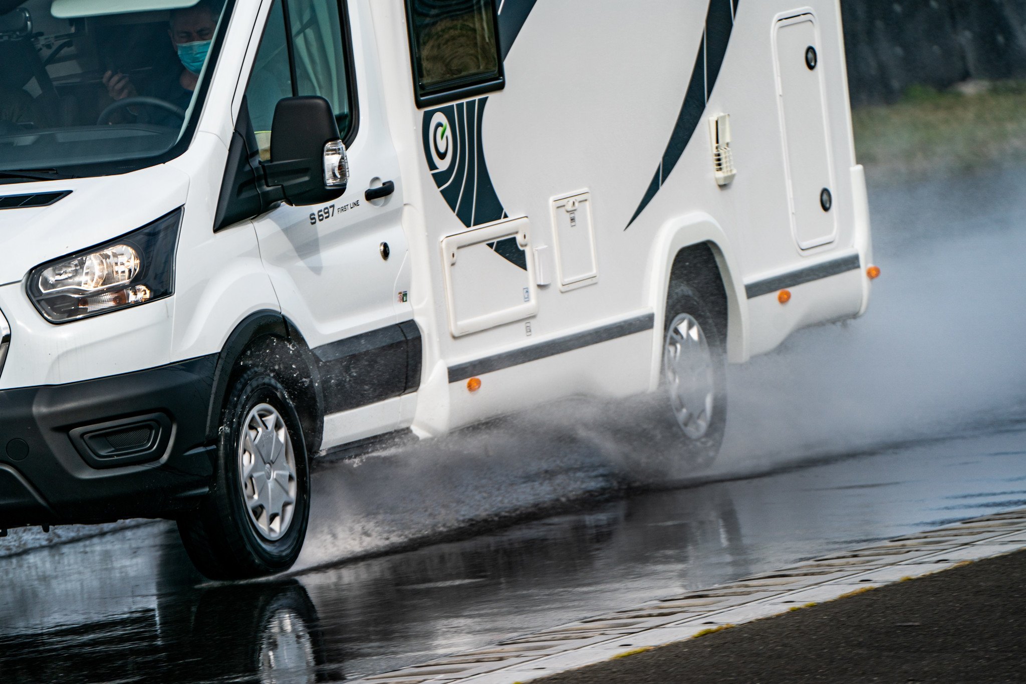 Autocaravana en lluvia