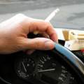 Fumar en el coche: distracción evitable