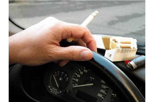 Fumar en el coche: distracción evitable