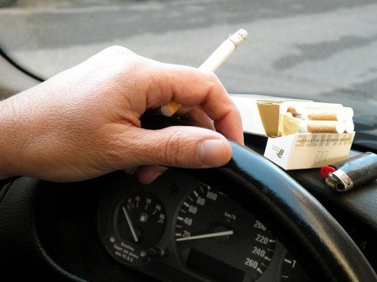 Fumar en el coche: distracción evitable