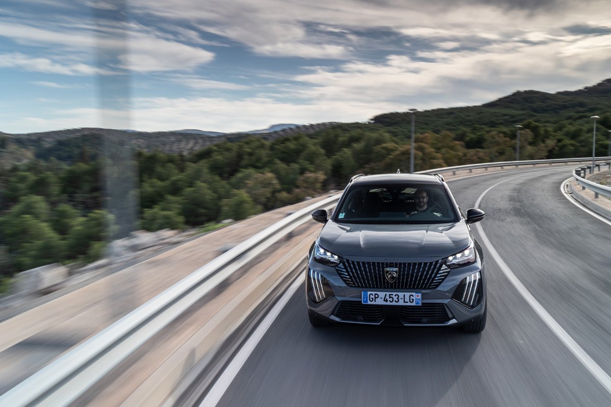 Prueba Peugeot e-2008: analizamos a fondo su nuevo motor eléctrico más potente