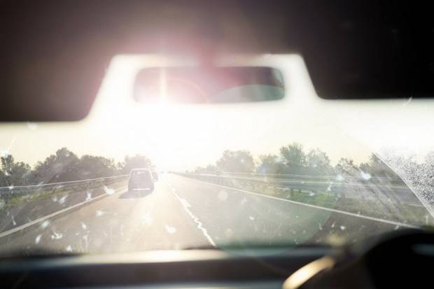 10 consejos para mantener limpios los cristales del coche en verano