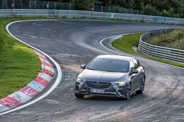 El Opel Insignia GSi supera con nota el examen de Nürburgring
