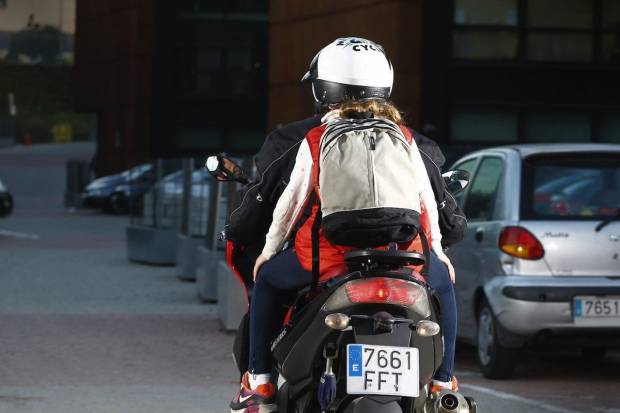Llevar a los niños en moto al colegio: consejos para hacer un viaje seguro