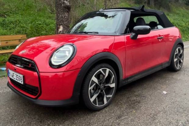 Prueba Mini Cabrio 2025: el descapotable divertido que puedes pilotar con hasta 233 CV
