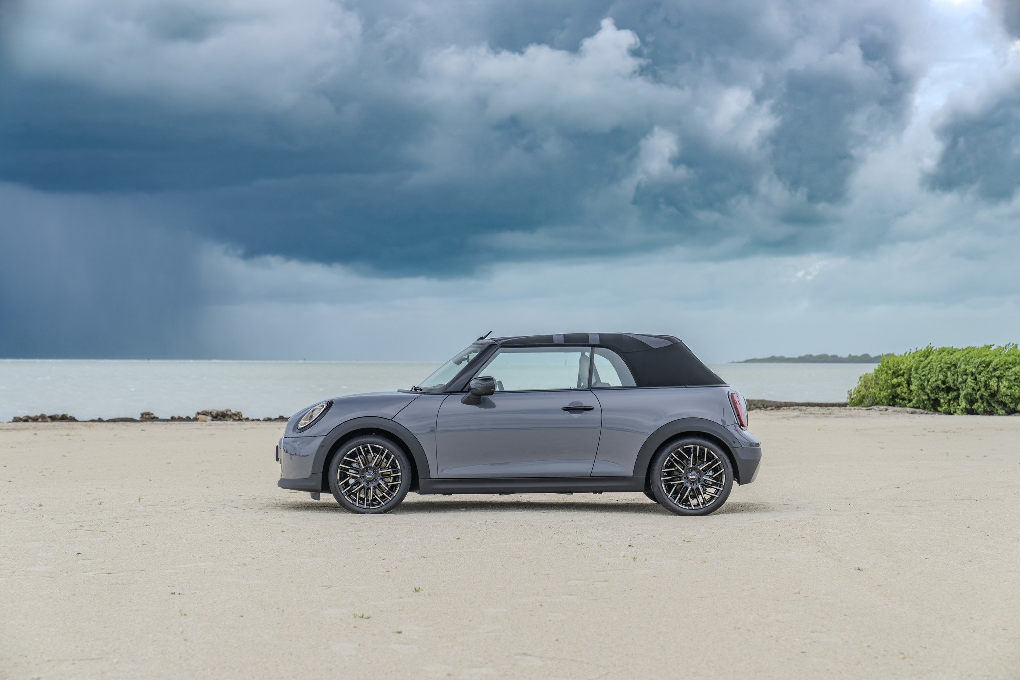 Prueba Mini Cabrio 2025: el descapotable divertido que puedes pilotar con hasta 233 CV